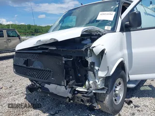 2021 Chevrolet Express Cargo z VIN 1GCWGAF71M1207030, wystawiony jako IAAI lot #42824104 z przebiegiem 40 809 mil mil oraz . Historia ofert i sprzedaży dostępna na DreamBid. Obrazek 16.