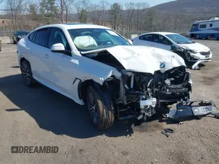 2025 BMW X6 xDrive40i z VIN 5UX33EX01S9Z04573, wystawiony jako IAAI lot #41835481 z przebiegiem 504 mil mil oraz . Historia ofert i sprzedaży dostępna na DreamBid. Obrazek 1.