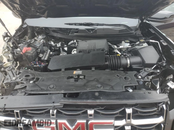 2024 GMC Canyon 4WD AT4 z VIN 1GTP6DEK1R1185858, wystawiony jako Copart lot #45866495 z przebiegiem 2069 mil mil oraz Szkody całkowita. Historia ofert i sprzedaży dostępna na DreamBid. Obrazek 11.