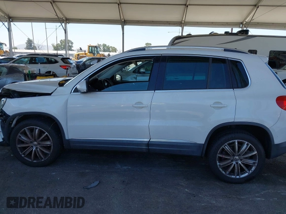 2013 Volkswagen Tiguan SE z VIN WVGAV7AX9DW514874, wystawiony jako IAAI lot #42686433 z przebiegiem 101 782 mil mil oraz . Historia ofert i sprzedaży dostępna na DreamBid. Obrazek 14.
