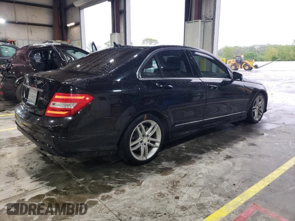 2013 Mercedes-Benz C 300 Sport z VIN WDDGF8AB0DR288122, wystawiony jako Copart lot #55216405 z przebiegiem 158 303 mil mil oraz Szkoda całkowita • Salvage title. Historia ofert i sprzedaży dostępna na DreamBid. Obrazek 3.
