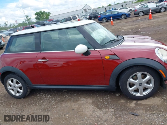 2009 MINI Hardtop z VIN WMWMF33599TW72771, wystawiony jako IAAI lot #42225326 z przebiegiem 94 014 mil mil oraz . Historia ofert i sprzedaży dostępna na DreamBid. Obrazek 13.