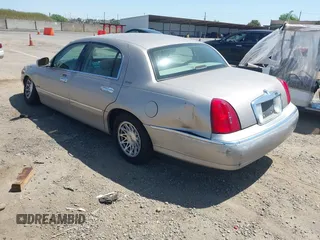 1999 Lincoln Town Car Signature z VIN 1LNHM82WXXY678088, wystawiony jako IAAI lot #42097845 z przebiegiem 174 561 mil mil oraz . Historia ofert i sprzedaży dostępna na DreamBid. Obrazek 3.