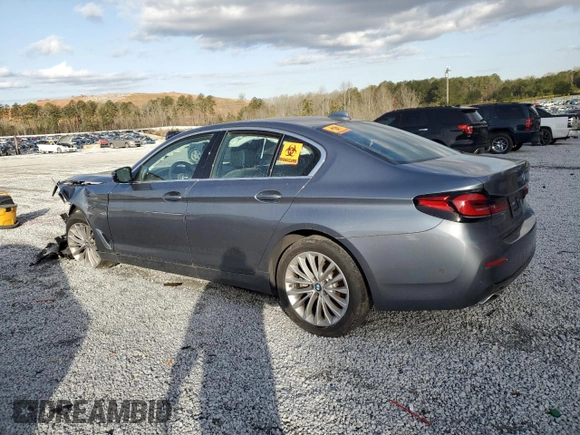 2021 BMW 5 Series 530i z VIN WBA53BH08MCF44747, wystawiony jako Copart lot #49928735 z przebiegiem Nie podano mil oraz Czysty tytuł • Clean title. Historia ofert i sprzedaży dostępna na DreamBid. Obrazek 2.