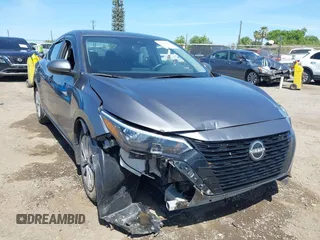 2024 Nissan Sentra S z VIN 3N1AB8BV5RY205664, wystawiony jako IAAI lot #41992872 z przebiegiem 14 701 mil mil oraz . Historia ofert i sprzedaży dostępna na DreamBid. Obrazek 1.