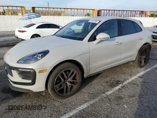 2022 Porsche Macan with VIN WP1AA2A53NLB09015, listed as a Copart auction lot 44997085 with 13,999 mi miles and Salvage Title. Bid and sale history available at carsss.com. Image 1.
