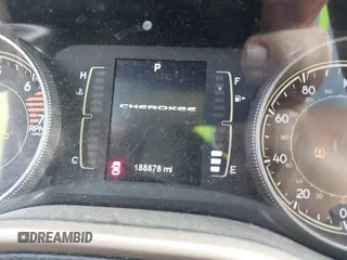 2017 Jeep Cherokee Latitude z VIN 1C4PJMCB6HW556953, wystawiony jako IAAI lot #41177500 z przebiegiem 188 878 mil mil oraz . Historia ofert i sprzedaży dostępna na DreamBid. Obrazek 15.
