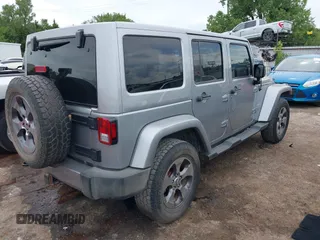 2016 Jeep Wrangler Unlimited Sahara z VIN 1C4BJWEGXGL280016, wystawiony jako IAAI lot #42620102 z przebiegiem 128 232 mil mil oraz . Historia ofert i sprzedaży dostępna na DreamBid. Obrazek 4.