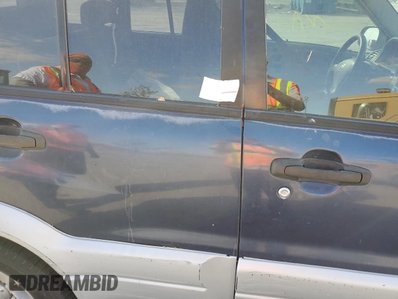 2003 Suzuki Grand Vitara z VIN JS3TE62V534100751, wystawiony jako Copart lot #76714894 z przebiegiem Nie podano mil oraz Nie do naprawy • Non repairable. Historia ofert i sprzedaży dostępna na DreamBid. Obrazek 13.