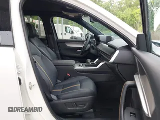 2025 Mazda CX-70 Premium Plus z VIN JM3KJEHA6S1111740, wystawiony jako IAAI lot #42287159 z przebiegiem 2 502 mil mil oraz . Historia ofert i sprzedaży dostępna na DreamBid. Obrazek 5.