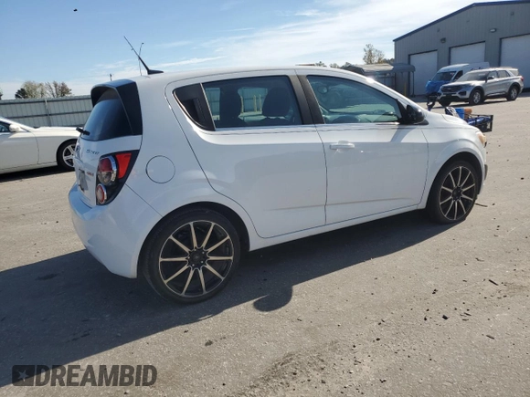 2012 Chevrolet Sonic LT z VIN 1G1JD6SB5C4229712, wystawiony jako Copart lot #81492374 z przebiegiem 116 566 mil mil oraz Czysty tytuł • Clean title. Historia ofert i sprzedaży dostępna na DreamBid. Obrazek 3.