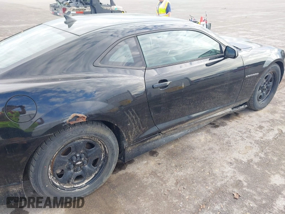 2011 Chevrolet Camaro 2LT z VIN 2G1FC1ED9B9202646, wystawiony jako IAAI lot #42197210 z przebiegiem 177 451 mil mil oraz . Historia ofert i sprzedaży dostępna na DreamBid. Obrazek 19.