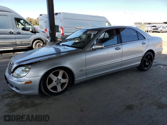 2005 Mercedes-Benz S-Class 4.3L with VIN WDBNG70J25A441339, listed as a Copart auction lot 49028915 with 0 mi miles and Salvage Title. Bid and sale history available at carsss.com. Image 1.
