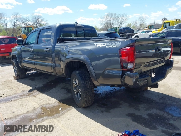 2018 Toyota Tacoma SR5 z VIN 3TMDZ5BN0JM051283, wystawiony jako IAAI lot #42008928 z przebiegiem 106 155 mil mil oraz . Historia ofert i sprzedaży dostępna na DreamBid. Obrazek 3.