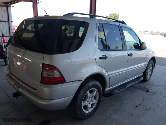 2001 Mercedes-Benz M-Class with VIN 4JGAB54E21A250865, listed as a IAAI auction lot 42111259 with 261,546 mi miles. Bid and sale history available at carsss.com. Image 4.
