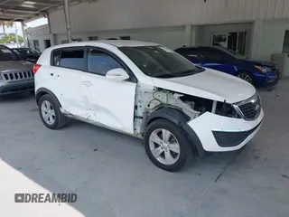2013 Kia Sportage LX z VIN KNDPB3A2XD7521010, wystawiony jako IAAI lot #42297975 z przebiegiem 134 826 mil mil oraz . Historia ofert i sprzedaży dostępna na DreamBid. Obrazek 1.