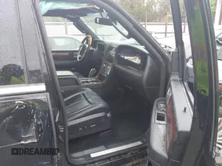 2017 Lincoln Navigator Select z VIN 5LMJJ2HT3HEL04748, wystawiony jako IAAI lot #41958659 z przebiegiem 156 173 mil mil oraz . Historia ofert i sprzedaży dostępna na DreamBid. Obrazek 5.