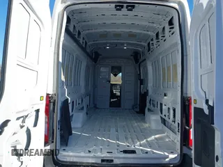2023 Ford Transit Cargo z VIN 1FTBR3U80PKA07268, wystawiony jako IAAI lot #41815648 z przebiegiem 72 711 mil mil oraz . Historia ofert i sprzedaży dostępna na DreamBid. Obrazek 19.