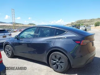 2024 Tesla Model Y Long Range z VIN 7SAYGAEE8RF198286, wystawiony jako IAAI lot #41950454 z przebiegiem 7 611 mil mil oraz . Historia ofert i sprzedaży dostępna na DreamBid. Obrazek 14.