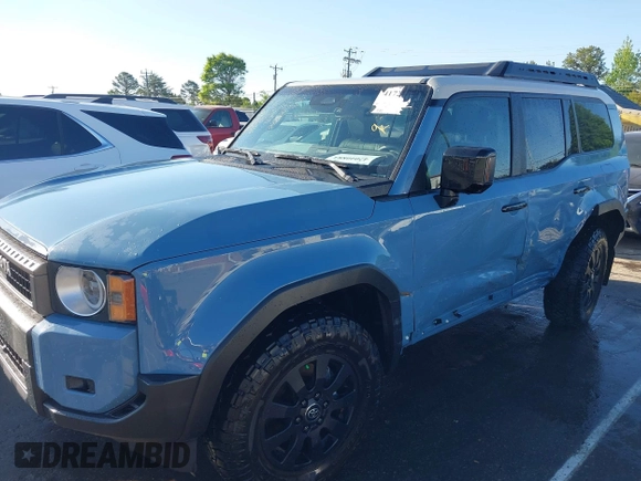 2024 Toyota Land Cruiser z VIN JTEABFAJ7RK003144, wystawiony jako IAAI lot #42040885 z przebiegiem 4 749 mil mil oraz . Historia ofert i sprzedaży dostępna na DreamBid. Obrazek 6.