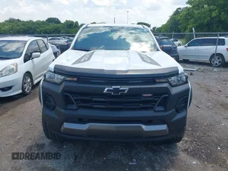 2024 Chevrolet Colorado 4WD Trail Boss z VIN 1GCPTEEKXR1227510, wystawiony jako IAAI lot #42685724 z przebiegiem 9 472 mil mil oraz . Historia ofert i sprzedaży dostępna na DreamBid. Obrazek 12.