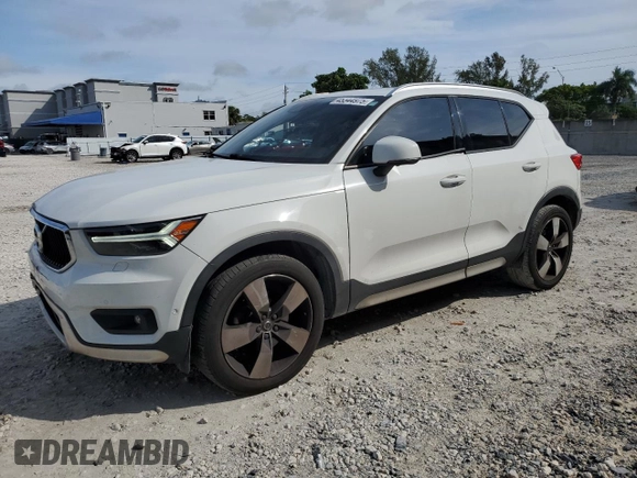2019 Volvo XC40 Momentum z VIN YV4AC2HK8K2072999, wystawiony jako Copart lot #45344975 z przebiegiem 108 305 mil mil oraz Nie do naprawy • Non repairable. Historia ofert i sprzedaży dostępna na DreamBid. Obrazek 1.