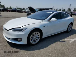 2017 Tesla Model S 60 z VIN 5YJSA1E17HF186954, wystawiony jako Copart lot #64981335 z przebiegiem 44 741 mil mil oraz Szkoda całkowita • Salvage title. Historia ofert i sprzedaży dostępna na DreamBid. Obrazek 1.