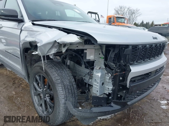 2024 Jeep Grand Cherokee Laredo z VIN 1C4RJKAG6R8527275, wystawiony jako IAAI lot #41628266 z przebiegiem 27 823 mil mil oraz . Historia ofert i sprzedaży dostępna na DreamBid. Obrazek 6.