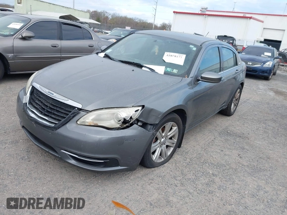 2011 Chrysler 200 Touring z VIN 1C3BC1FB2BN602536, wystawiony jako IAAI lot #41858171 z przebiegiem Nie podano mil oraz . Historia ofert i sprzedaży dostępna na DreamBid. Obrazek 2.
