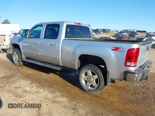 2013 GMC Sierra 2500HD SLT z VIN 1GT121C82DF218580, wystawiony jako IAAI lot #41758693 z przebiegiem 121 798 mil mil oraz . Historia ofert i sprzedaży dostępna na DreamBid. Obrazek 3.
