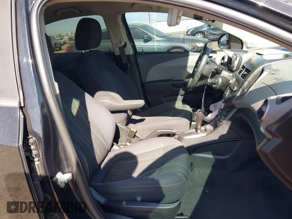 2014 Chevrolet Sonic LT z VIN 1G1JC5SB7E4204374, wystawiony jako IAAI lot #41642630 z przebiegiem 100 282 mil mil oraz . Historia ofert i sprzedaży dostępna na DreamBid. Obrazek 5.