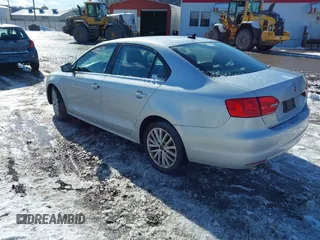 2014 Volkswagen Jetta TDI w/Premium/Nav z VIN 3VWLL7AJXEM382611, wystawiony jako IAAI lot #41609335 z przebiegiem 120 000 mil mil oraz . Historia ofert i sprzedaży dostępna na DreamBid. Obrazek 3.