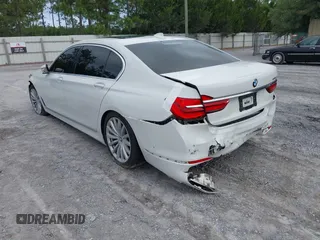 2017 BMW 7 Series 740i z VIN WBA7E2C53HG740273, wystawiony jako IAAI lot #42475769 z przebiegiem Nie podano mil oraz . Historia ofert i sprzedaży dostępna na DreamBid. Obrazek 3.