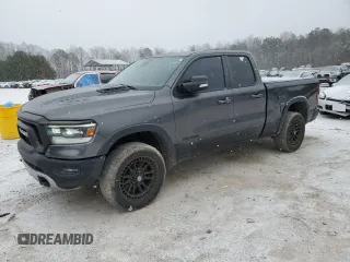 2019 Ram 1500 Rebel z VIN 1C6SRFET5KN740001, wystawiony jako Copart lot #46055725 z przebiegiem 81 974 mil mil oraz Szkoda całkowita • Salvage title. Historia ofert i sprzedaży dostępna na DreamBid. Obrazek 1.