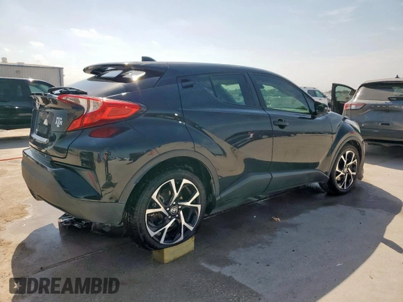 2020 Toyota C-HR LE z VIN JTNKHMBX9L1077558, wystawiony jako Copart lot #53603615 z przebiegiem 61 254 mil mil oraz Szkoda całkowita • Salvage title. Historia ofert i sprzedaży dostępna na DreamBid. Obrazek 3.