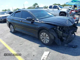 2019 Volkswagen Jetta S z VIN 3VWCB7BU8KM266072, wystawiony jako IAAI lot #42259096 z przebiegiem 111 834 mil mil oraz . Historia ofert i sprzedaży dostępna na DreamBid. Obrazek 1.
