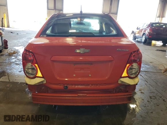 2012 Chevrolet Sonic LS z VIN 1G1JA5SHXC4115017, wystawiony jako Copart lot #54896935 z przebiegiem 167 219 mil mil oraz Szkoda całkowita • Salvage title. Historia ofert i sprzedaży dostępna na DreamBid. Obrazek 6.