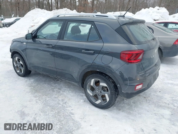 2024 Hyundai Venue SEL z VIN KMHRC8A39RU317444, wystawiony jako IAAI lot #41596048 z przebiegiem 8 619 mil mil oraz . Historia ofert i sprzedaży dostępna na DreamBid. Obrazek 3.