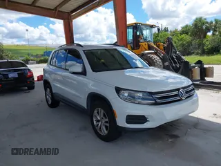 2015 Volkswagen Tiguan S z VIN WVGAV7AX5FW566666, wystawiony jako IAAI lot #40416569 z przebiegiem 76 846 mil mil oraz . Historia ofert i sprzedaży dostępna na DreamBid. Obrazek 1.