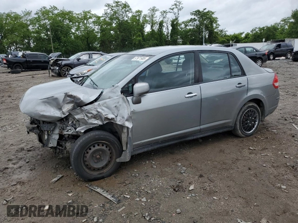 2010 Nissan Versa S z VIN 3N1BC1AP9AL418100, wystawiony jako Copart lot #57971985 z przebiegiem 95 353 mil mil oraz Szkoda całkowita • Salvage title. Historia ofert i sprzedaży dostępna na DreamBid. Obrazek 1.