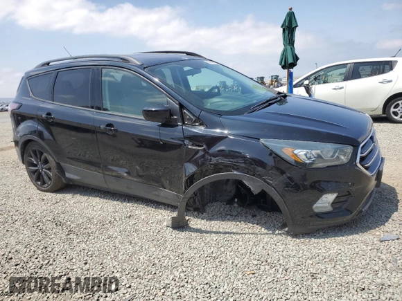2017 Ford Escape SE z VIN 1FMCU0G92HUD20328, wystawiony jako Copart lot #55181485 z przebiegiem Nie podano mil oraz Szkoda całkowita • Salvage title. Historia ofert i sprzedaży dostępna na DreamBid. Obrazek 4.