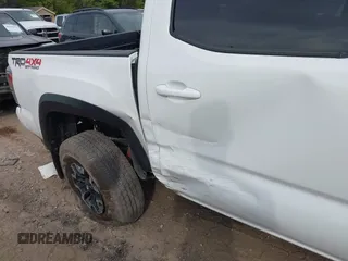 2023 Toyota Tacoma SR z VIN 3TMCZ5AN1PM637609, wystawiony jako IAAI lot #40345917 z przebiegiem 12 614 mil mil oraz . Historia ofert i sprzedaży dostępna na DreamBid. Obrazek 20.