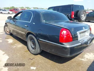 2009 Lincoln Town Car Signature Limited z VIN 2LNHM82V69X611630, wystawiony jako IAAI lot #42219095 z przebiegiem 427 362 mil mil oraz . Historia ofert i sprzedaży dostępna na DreamBid. Obrazek 3.