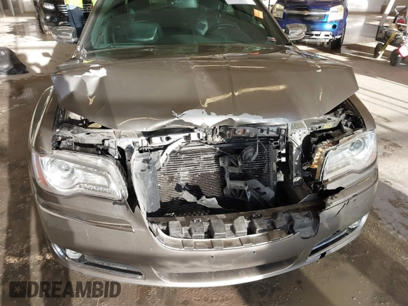 2014 Chrysler 300 C z VIN 2C3CCAKG6EH273214, wystawiony jako IAAI lot #41656641 z przebiegiem 211 121 mil mil oraz . Historia ofert i sprzedaży dostępna na DreamBid. Obrazek 6.