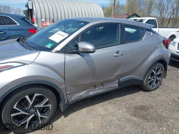 2018 Toyota C-HR XLE z VIN NMTKHMBX5JR046679, wystawiony jako IAAI lot #42068046 z przebiegiem 166 297 mil mil oraz . Historia ofert i sprzedaży dostępna na DreamBid. Obrazek 6.