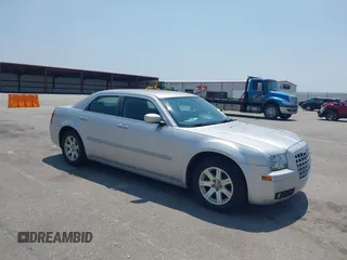 2006 Chrysler 300 z VIN 2C3LA43R86H272445, wystawiony jako IAAI lot #42393379 z przebiegiem 210 755 mil mil oraz . Historia ofert i sprzedaży dostępna na DreamBid. Obrazek 1.