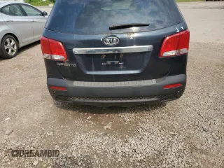 2013 Kia Sorento LX z VIN 5XYKTCA6XDG329602, wystawiony jako Copart lot #60485825 z przebiegiem 170 926 mil mil oraz Czysty tytuł • Clean title. Historia ofert i sprzedaży dostępna na DreamBid. Obrazek 6.