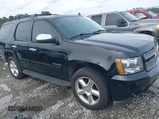 2014 Chevrolet Tahoe LS z VIN 1GNSCAE05ER128680, wystawiony jako IAAI lot #42388442 z przebiegiem 240 611 mil mil oraz . Historia ofert i sprzedaży dostępna na DreamBid. Obrazek 1.
