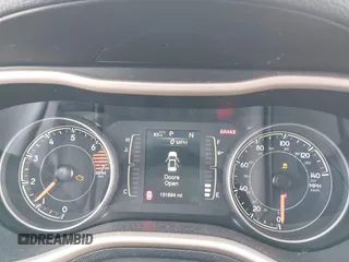 2018 Jeep Cherokee Latitude z VIN 1C4PJMCB1JD589697, wystawiony jako IAAI lot #41541689 z przebiegiem 131 694 mil mil oraz . Historia ofert i sprzedaży dostępna na DreamBid. Obrazek 7.