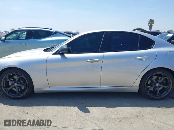 2019 Alfa Romeo Giulia z VIN ZARFAMAN7K7609854, wystawiony jako IAAI lot #42086641 z przebiegiem 45 398 mil mil oraz . Historia ofert i sprzedaży dostępna na DreamBid. Obrazek 14.